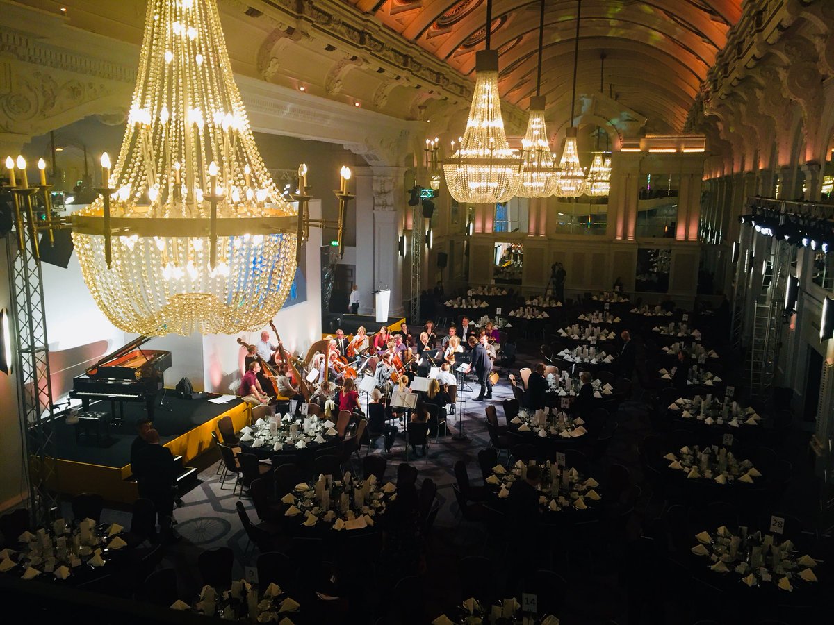 doseofroberta's tweet photo. Tonight’s #GramoAwards with the @albionmedia team should be good!👏🏾👏🏾👏🏾 https://t.co/e8CYHGF9gs