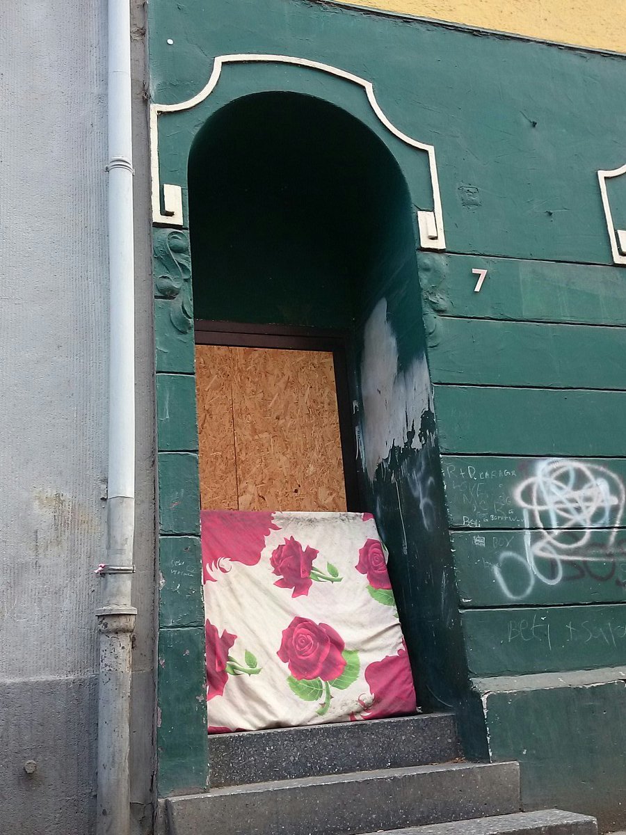 TUAruhr's tweet photo. #Zwangsräumungen von Roma-Familien werden hier regelmäßig von der Polizei mit fadenscheinigen Gründen durchgesetzt. Sylvia Brennemann vom #Petershof: "Bandenkriminalität bis ins Duisburger Rathaus" - OB Sören Link (SPAfD) will ja auch das #Rattenproblem lösen... #Verdrängung https://t.co/1WHAJT7dFC