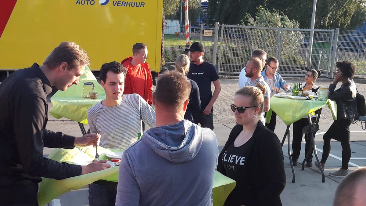 Vanavond weer de jaarlijkse zomerbarbecue van #jongBAR! #bbq