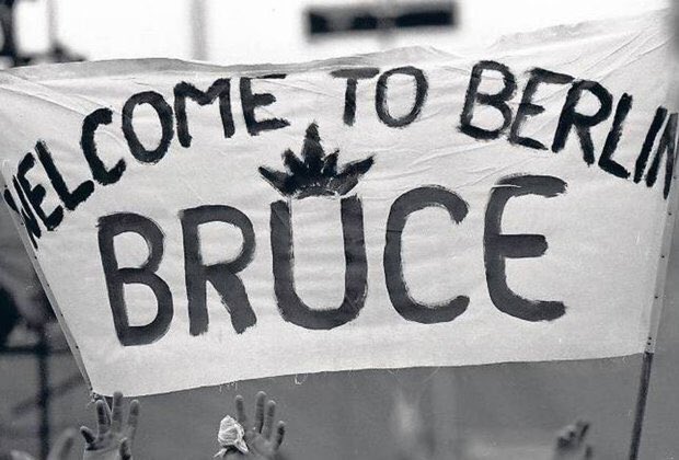 Bruce Springsteen, hiçbir ego ya da kaprise kapılmaksızın, ücret dahil hiçbir şartı konuşmadan teklifi kabul eder ve hemen bir hafta içinde Doğu Berlin'e giderek, ülke tarihinde konser veren ilk ilk Amerikalı rock yıldızı ünvanını kazanır(19 Temmuz 1988)