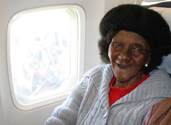 News24's tweet image. On cloud nine: 100-year-old Eastern Cape gogo's dream to fly becomes reality 

ow.ly/Qqfp30lO1dL