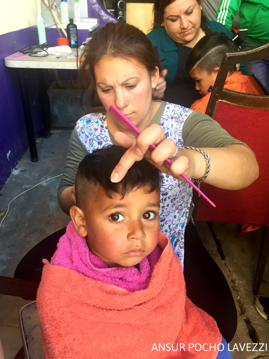 En #ANSUR de @PochoLavezzi junto a las familias estimulamos hábitos diarios saludables y trabajamos juntos la promoción de la salud en los niño/as. Volvimos a realizar las #JornadasMensualesDeCuidadoDelCuerpo junto a las #peluquerassolidarias