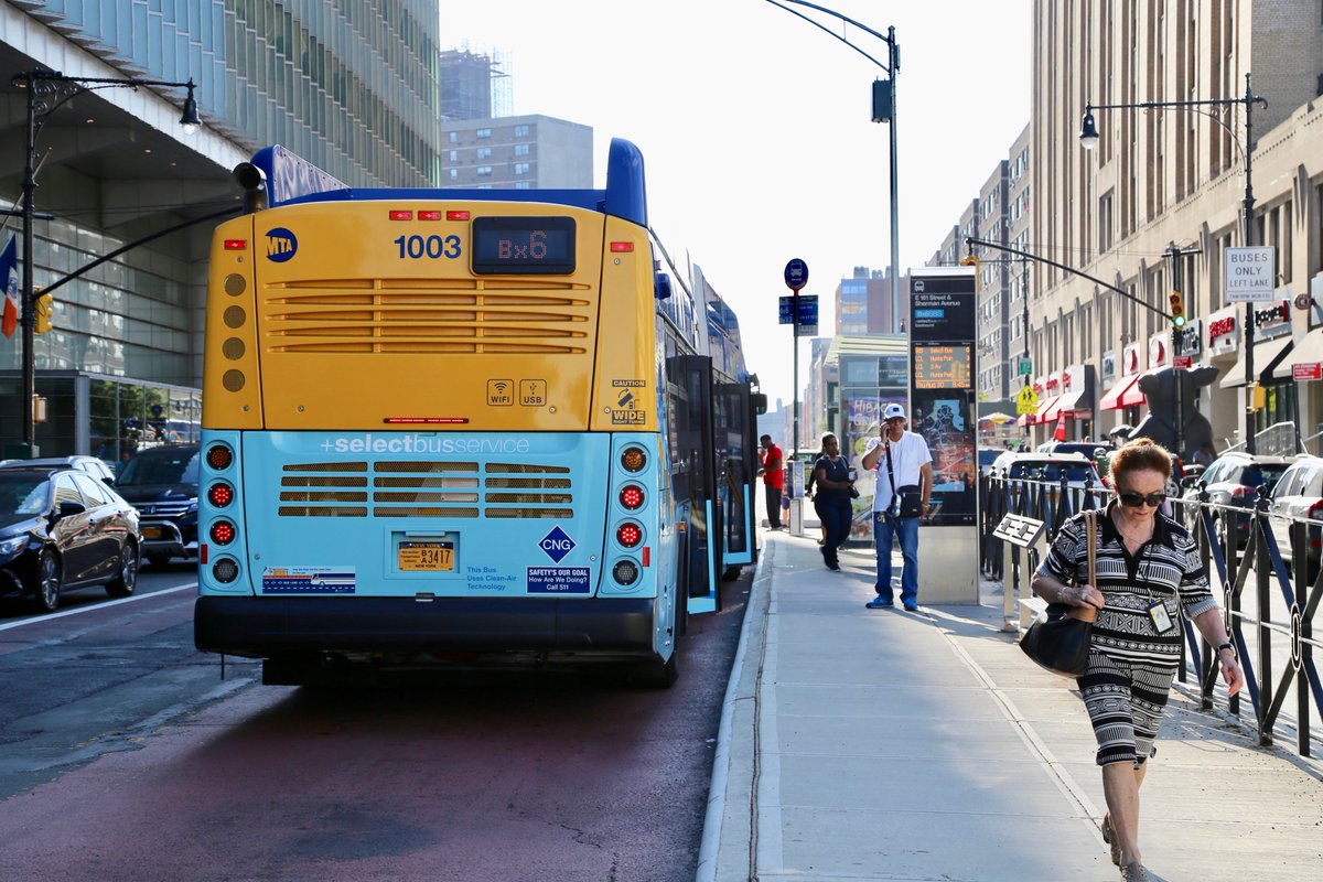 NYC_DOT's tweet photo. #Bx6 riders are experiencing up to 12% faster service because of #SelectBusService. Even with a 4.8% increase in ridership, they're also experiencing a little more elbow room thanks to new @NYCTBus articulated buses. Plus the 🚌 use clean-air technology! #TenYearsofSBS https://t.co/VA7gxrxkbJ