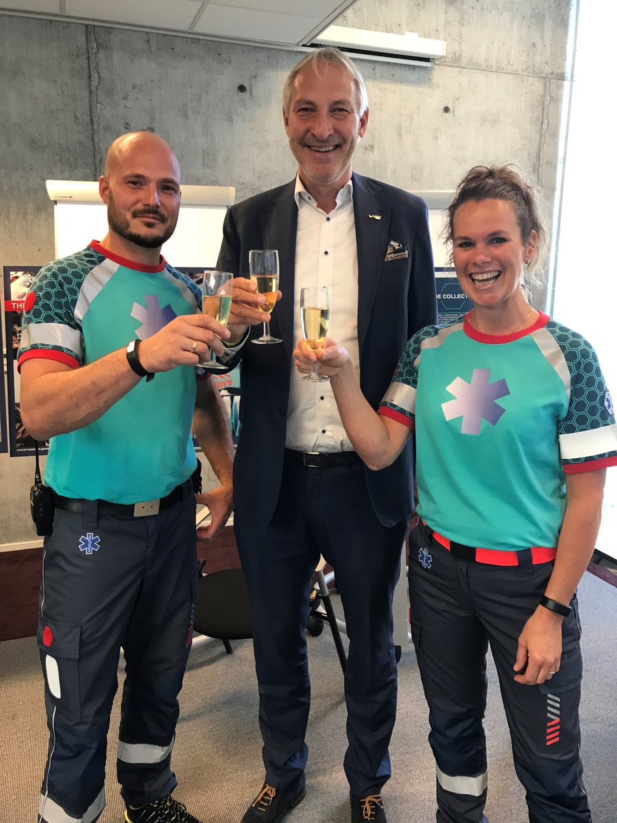 Wat zijn wij trots. Vandaag hebben onze ambulancechauffeur Joshua en ambulanceverpleegkundige Ellen de nieuwe ambulancekleding mogen presenteren aan heel NL. Zo gaan de hulpverleners op straat er in het nieuwe jaar uitzien! Daar werd met bestuurder Tjerk Hiddes op geproost.
