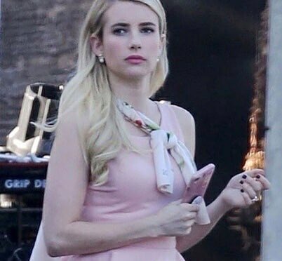 screamqueensbr's tweet photo. CHANEL OBERLIN É VOCÊ? Emma Roberts é vista no set de #AHSApocalypse toda caracterizada como Chanel, vale lembrar que Scream Queens e AHS se passa no mesmo universo. Será que teremos nossa abelha rainha em Apocalypse? https://t.co/n6mgBKChBL