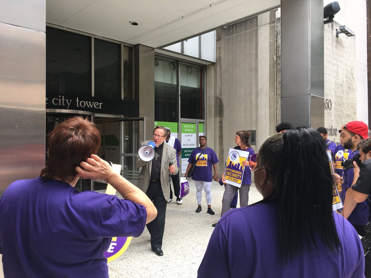 PIIN_SW's tweet image. Rev. Wanless stands with @32BJSEIU members demanding a fair wage and a strong union contract. #RespectSecurity