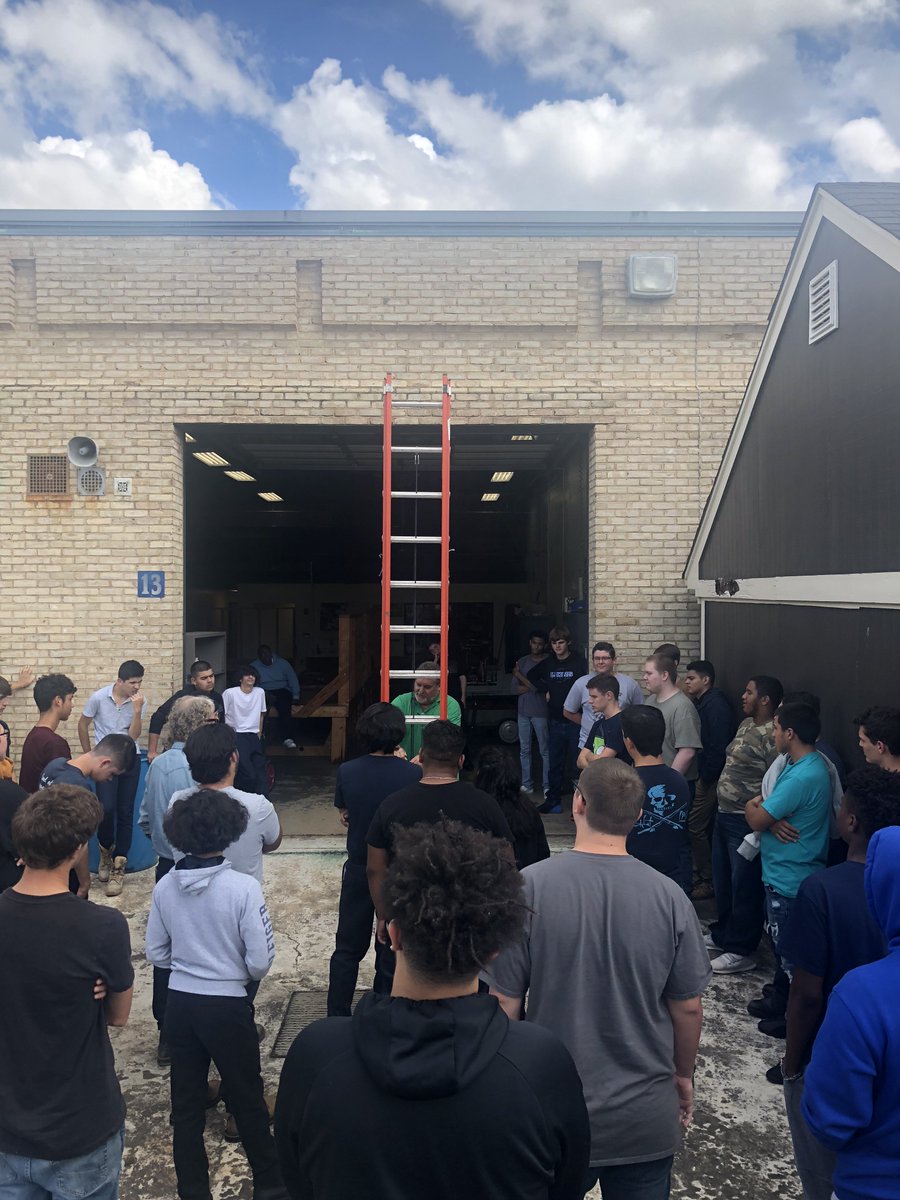 There's Mr Harvey teaching first year Trade students ladder safety. #Plumbing #Electricity #havctc #CTCSkilledTradeStudents @skilledjobtrade <a href="/OSHA_DOL/">OSHA_DOL</a> <a href="/CCPSCTE/">CCPSCTE</a> @ccpsinfo <a href="/ColleenBryant16/">CCPS CCTC@Courthouse</a> <a href="/mikeroweworks/">The Real Mike Rowe</a> <a href="/NCCER/">NCCER</a> @SklltrdseqAmer  <a href="/Woodfin/">Woodfin</a> <a href="/WGSpeeks/">WG Speeks</a> <a href="/ACI_TEAM/">ACI Talent Acquisition Team</a> @ColonialWebb #CTC@C