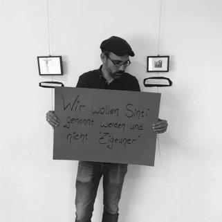 Ein bisschen Aufklärung von uns. Das Wort #Zigeuner ist keine gewünschte Eigenbezeichnung unsere #Sinti-Freund_innen. Außerdem ist das Wort negativ konnotiert.  

Bitte achtet im Alltag auf so etwas.