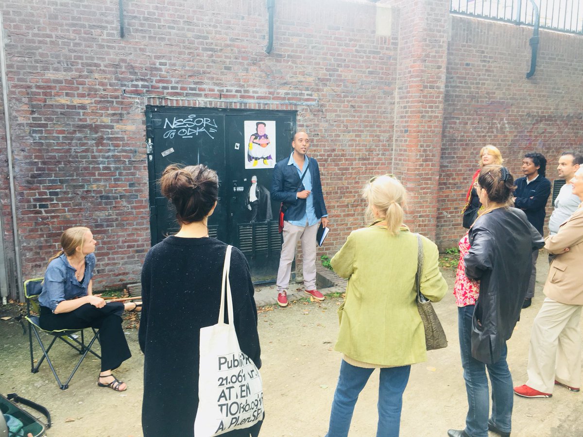 publicart2020's tweet photo. Schrijver Rashid Novaire en violiste Lenneke van Staalen voerden bezoekers mee naar vervlogen jaren in #Amsterdam Zuid #publicartamsterdam #payattentionplease #kunst #openbareruimte https://t.co/D7mPREgNNT