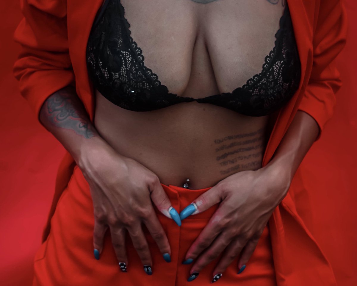 devin__nicole's tweet image. Didn’t they tell you that I was a savage? #NewWorkAlert 📸: @AlterShiino Bralette: @SavageXFenty Mask: T’air Carroll