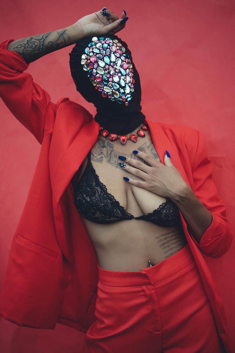 devin__nicole's tweet image. Didn’t they tell you that I was a savage? #NewWorkAlert 📸: @AlterShiino Bralette: @SavageXFenty Mask: T’air Carroll