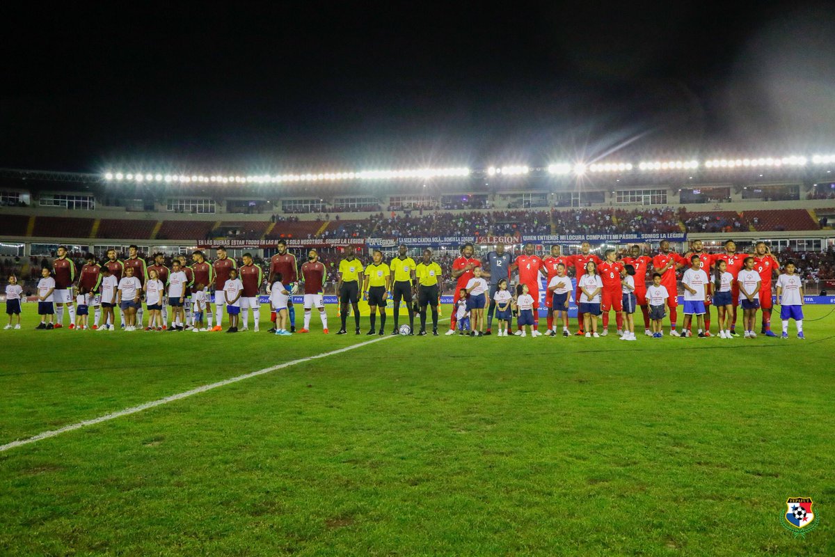 fepafut's tweet photo. ¡Bien acomapañados!
El pasado martes en el amistodo #PANVEN los 22 protagonistas saltaron a la cancha acompañados y escoltados por atletas de @OEPanama 💪🏼👏🏻. #TodosSomosPanamá https://t.co/o3bvdx8ro8