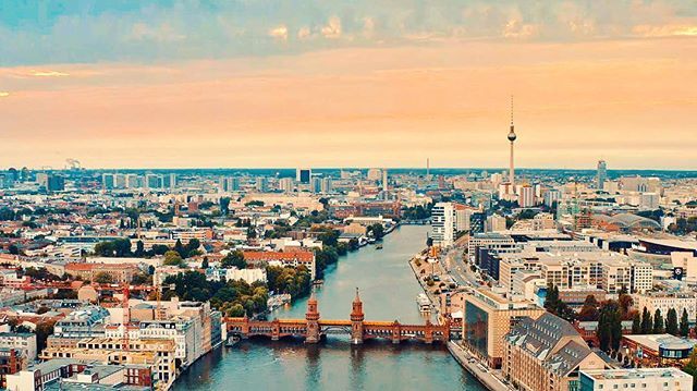 mzphoto_org's tweet photo. Beautiful view of the Berlin skyline
.
.
#berlin #skyline #oberbaumbridge #oberbaumbrücke #fernsehturm #ubahn #aerial #aerials #aerialist #aerialshot #aerialview #aerialphotography #skytango #skypixel #flyresponsible #fulldrone #dronephotography #droneli… https://t.co/LvricH2INk https://t.co/R6O1jxuTjP