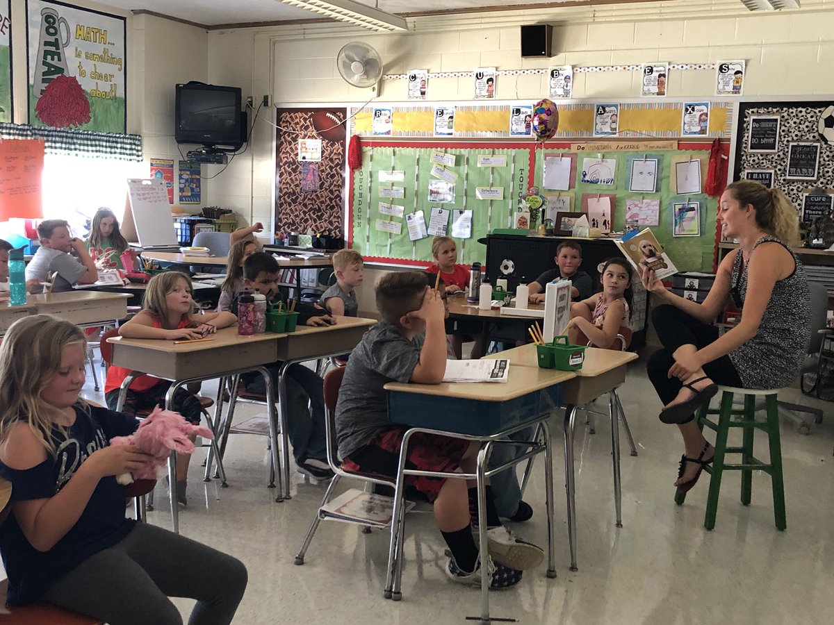 RCRockets's tweet photo. Who doesn’t love listening to a story? Ms. Chris from the Oak Harbor Library brought stories to read to our first graders. Even our third graders love listening to a good book in the afternoons each day! https://t.co/ga6NbmJ5s7