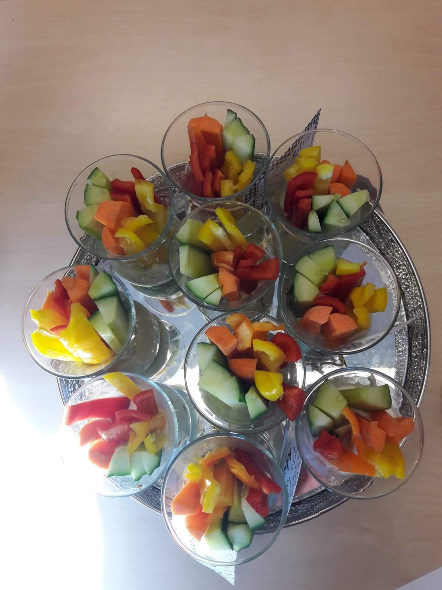 Gerhardschool's tweet photo. Vandaag trakteerde een leerling rauwkost aan de leerkrachten #wewordensteedsgezonder #enweblijvenfit

@GAvoorgezond020 @GezondeSchoolNL https://t.co/csuTWtBGOg