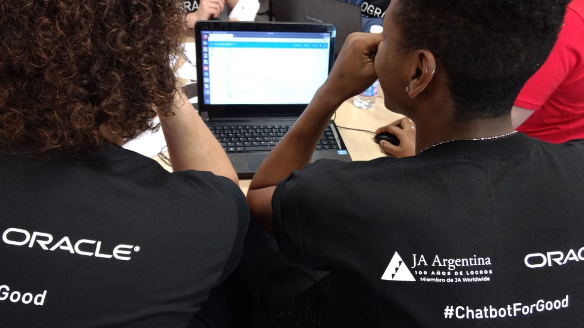 juniorenarg's tweet image. [Hoy] Segunda jornada #ChatbotForGood Argentina. Los jóvenes desarrollan ideas, buscan soluciones reales a problemas a través de la tecnología, acompañados por #OracleVolunteers que dedican tiempo y conocimientos ¡Juntos transformamos nuestras comunidades! #InspirandoJóvenes