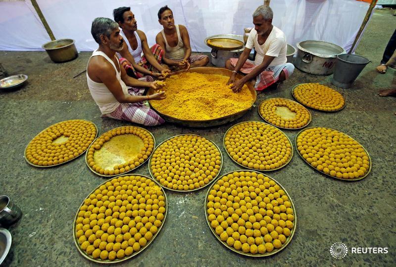 In pictures: India celebrates Ganesh Chaturthi reut.rs/2Ok5Iuq #GaneshChaturthi