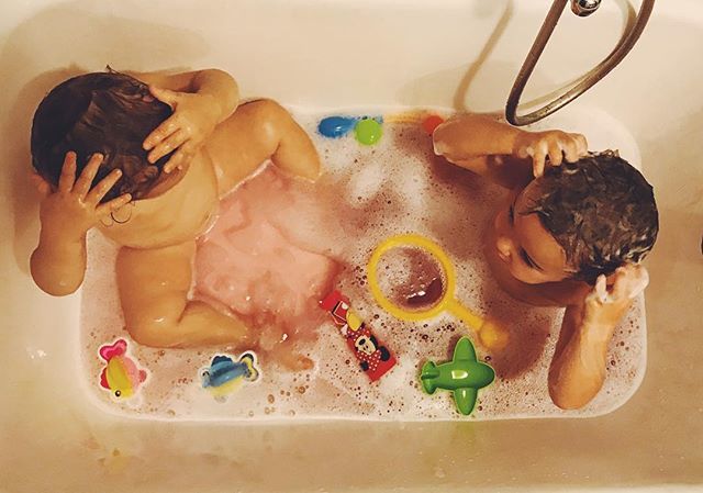 FraCalori's tweet photo. Doppio shampoo*
•
#lopiccolibagnetti 
#oliviaelodovica https://t.co/pCxZeRldXr
