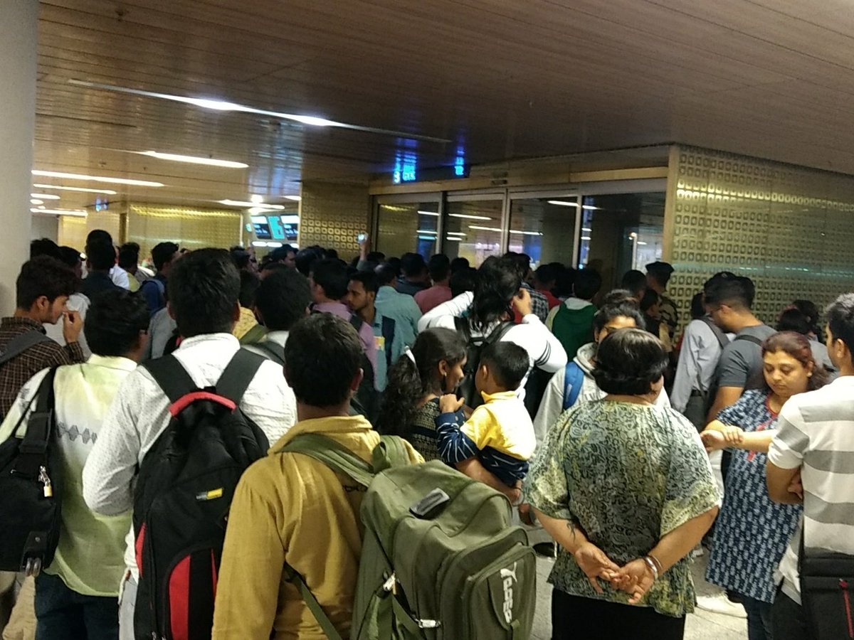 Bandana_Shah's tweet image. Who will compensate the time and money of your "valued" customers @airindiain? 
#Mumbai #Dubai #cheapservice #badmanagement #AirIndiaExpress #neveragain