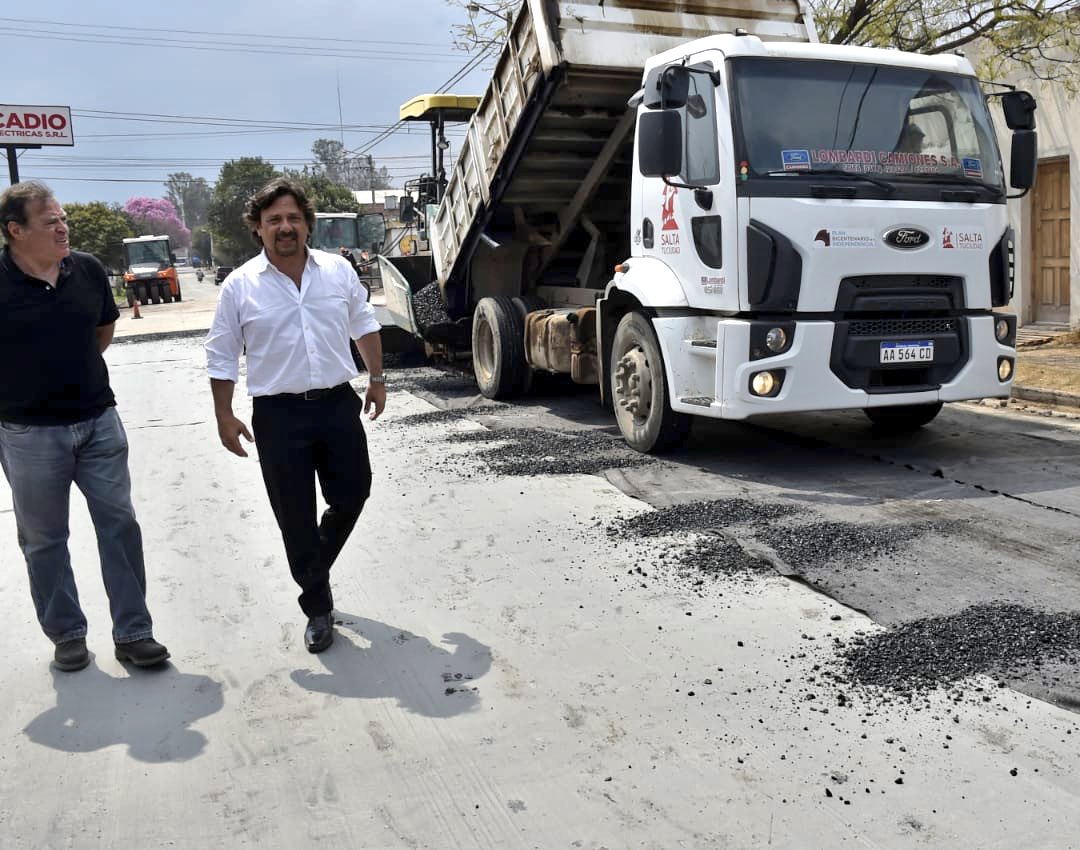 GustavoSaenzOK's tweet photo. #AHORA Supervisando el avance de los trabajos de pavimentación que se llevan adelante en la ciudad. Sabemos comprometernos, sabemos cumplir #Salta #TuCiudadAvanza https://t.co/jAjBmC9R9X