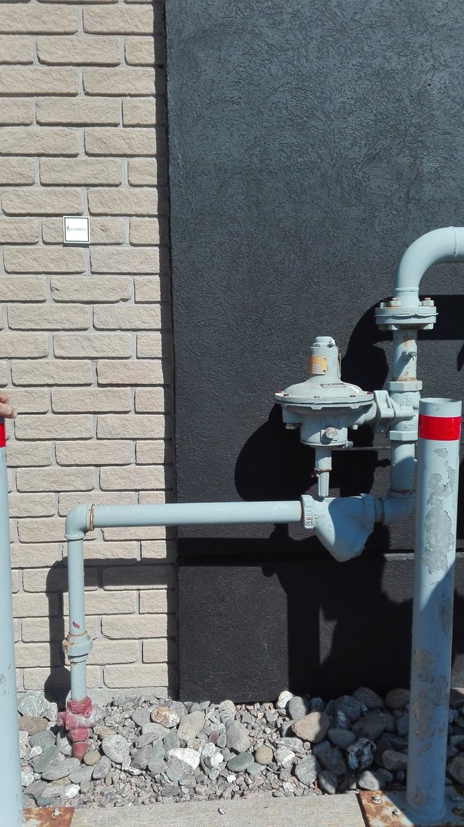 Avez vous remarqué le robinet rouge ? Chez Energir chaque robinet 13.1 est peint en rouge pour mieux le repérer. La plaque blanche située au dessus sert a le situer lorsqu'il y a de la neige
#learnexGRDF @Energir_ <a href="/davoust_b/">Benjamin Davoust</a>