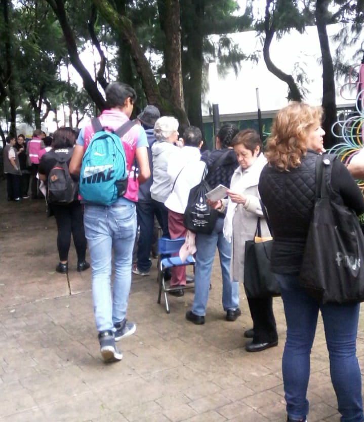 DiversidadCDMX's tweet photo. La #UnaviMiguelHidalgo realiza jornada de difusión sobre los programas y servicios con los que cuenta la #DGIDS, en el #JuevesDeDanzón organizado por el @IAAM_CDMX, en el parque Cañitas. https://t.co/JvVmhvMmlk