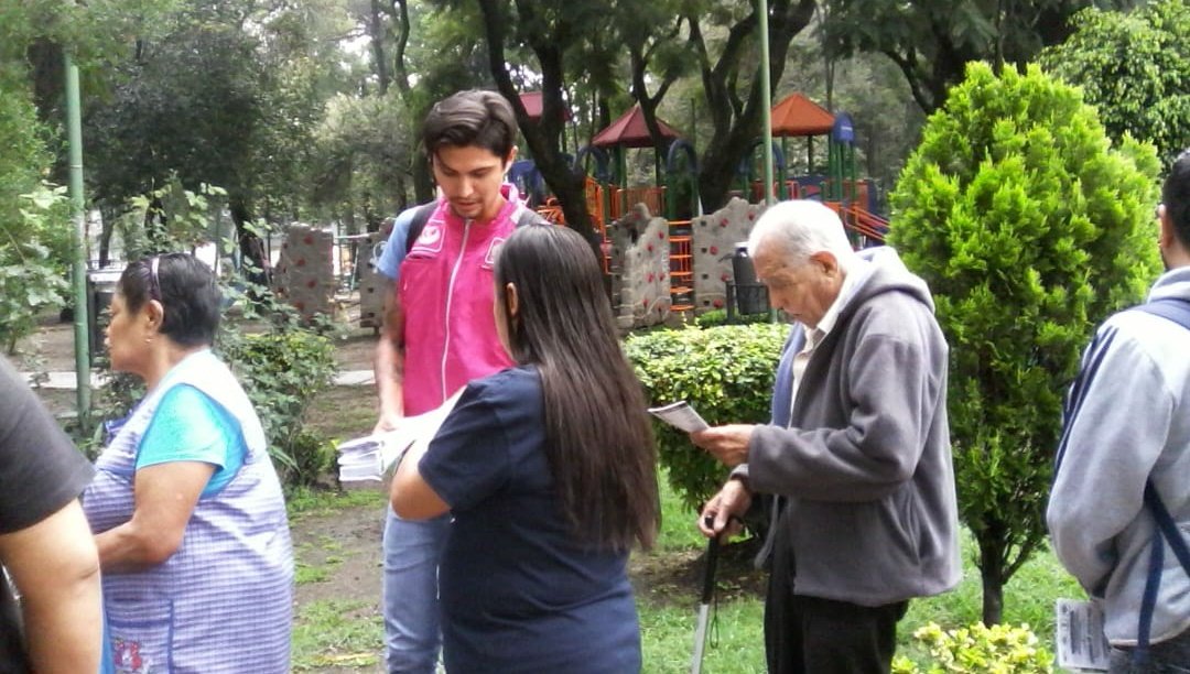 DiversidadCDMX's tweet photo. La #UnaviMiguelHidalgo realiza jornada de difusión sobre los programas y servicios con los que cuenta la #DGIDS, en el #JuevesDeDanzón organizado por el @IAAM_CDMX, en el parque Cañitas. https://t.co/JvVmhvMmlk