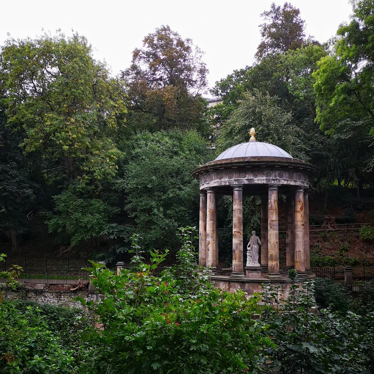 edinburgh's tweet photo. Well, well, well! Can you name this famous Edinburgh landmark? 🤔
#Edenburgh https://t.co/5pwDkjBIh7