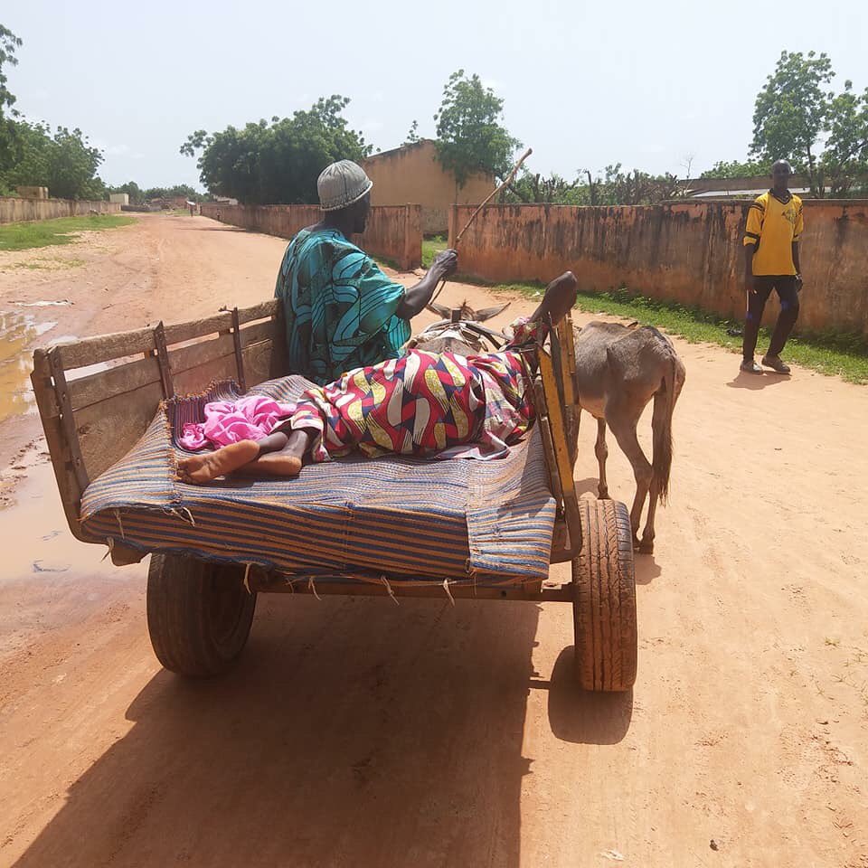 sorofingtraore's tweet image. Banamba, une femme malade et son enfant transportés dans une charette par le mari pour le CSREF