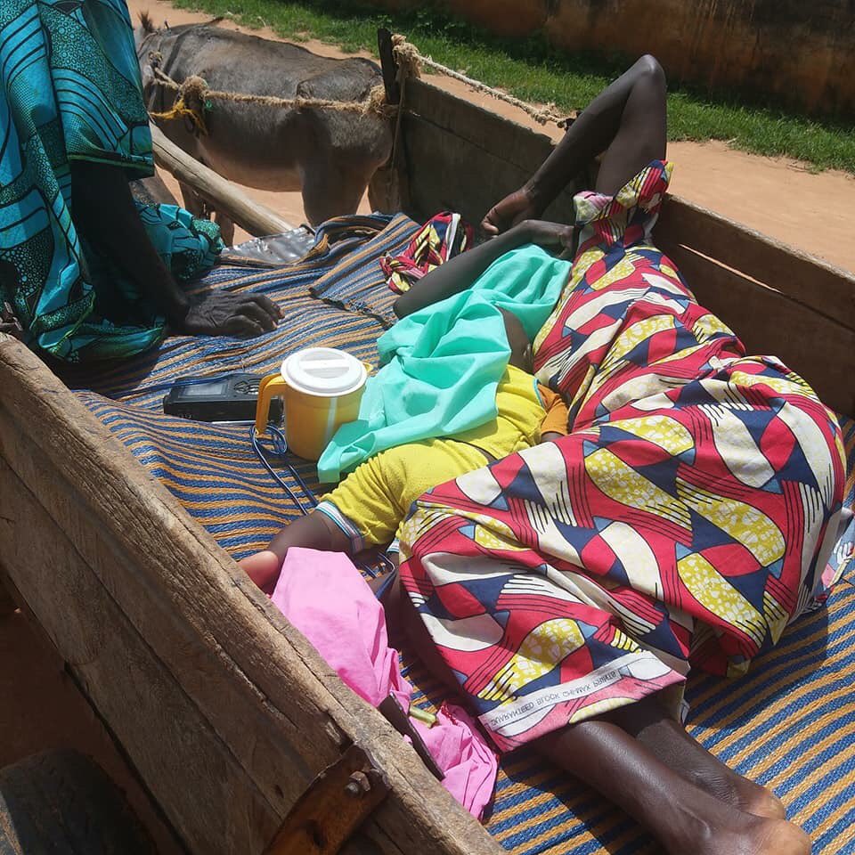 sorofingtraore's tweet image. Banamba, une femme malade et son enfant transportés dans une charette par le mari pour le CSREF