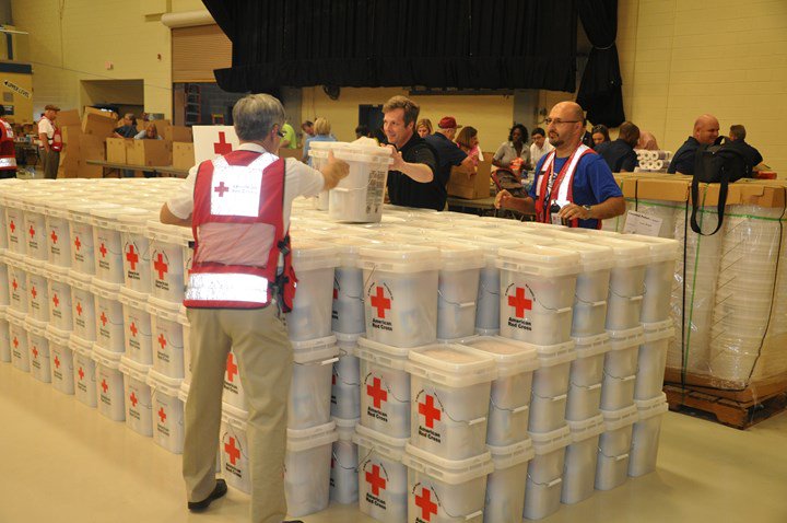 SCEMD's tweet photo. Looking for a way to volunteer or contribute to #HurricaneFlorence relief efforts? Find answers to your questions here: https://t.co/jEhgS3Xy3o  #Florence #Hurricane #SCWX #SCtweets https://t.co/kSgAq1Vb7w