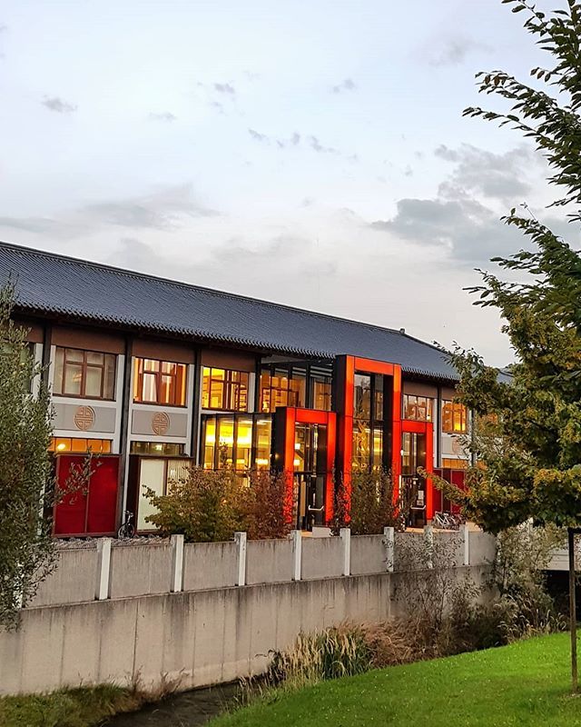 Ein wunderbarer Spätsommer-Tag geht zu Ende. Morgen macht der Sommer mal kurz Pause, aber am Wochenende kommt der blaue Himmel schon wieder zurück 😎👙
.
#asiaspaleoben #freizeitbad #freibereich #wasserspaß #sommer #erlebnis #hochsteiermark #leoben #po… ift.tt/2N9NX4P