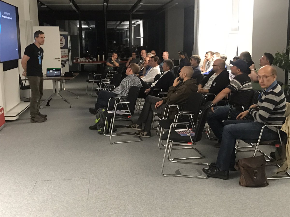 JAVAPROmagazin's tweet image. Functional Reactive mit @SvenRuppert von @vaadin auf dem #JAVAPRO Meetup bei @Oracle in Düsseldorf #funktionaleProgrammierung