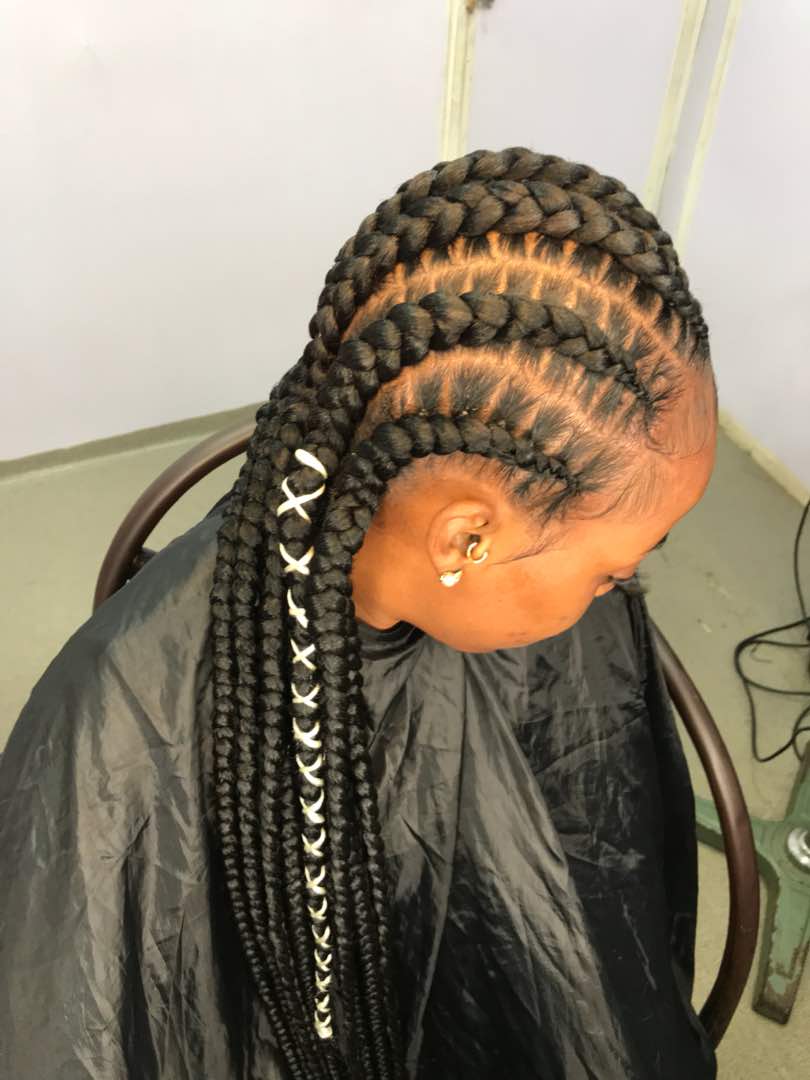 This is what i do for a living 😊😊😊😊. #cornrows #cornrowstyles #braids #nigeria #nigerianbraids #braidsgang #webbraids #connectingbraids #africanbraids #stitchbraids