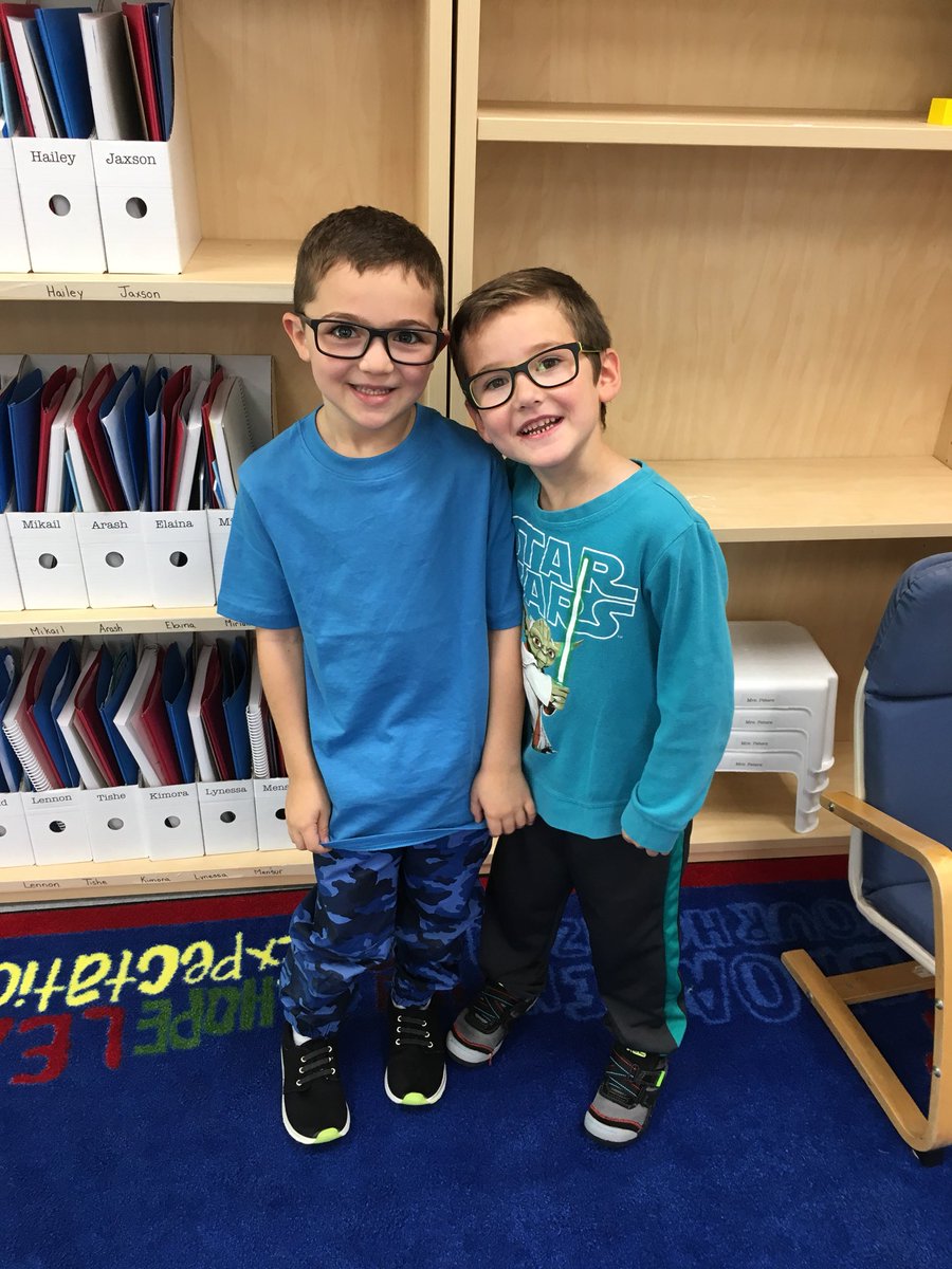 MrsPetersClass2's tweet photo. These two were so happy that they loooed liked twins I couldn’t miss this photo op! #HeloiseLorimer #rvsed #twinning https://t.co/4MO6uFWhSU