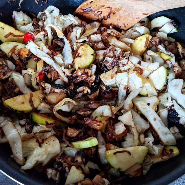 Pauline_Cuisine's tweet photo. What's cooking for #dinner? A promising #stirfry made with #kholrabi , #pointedheadcabbage , #courgettes , #carrots and #mushrooms. Smells delicious 😋

All the #vegetable are #organic and come from the #vegetablebox @towergreenhamlets 
#vegan #vegeta… https://t.co/rlUWcOJY45 https://t.co/dl5tYRrpQf