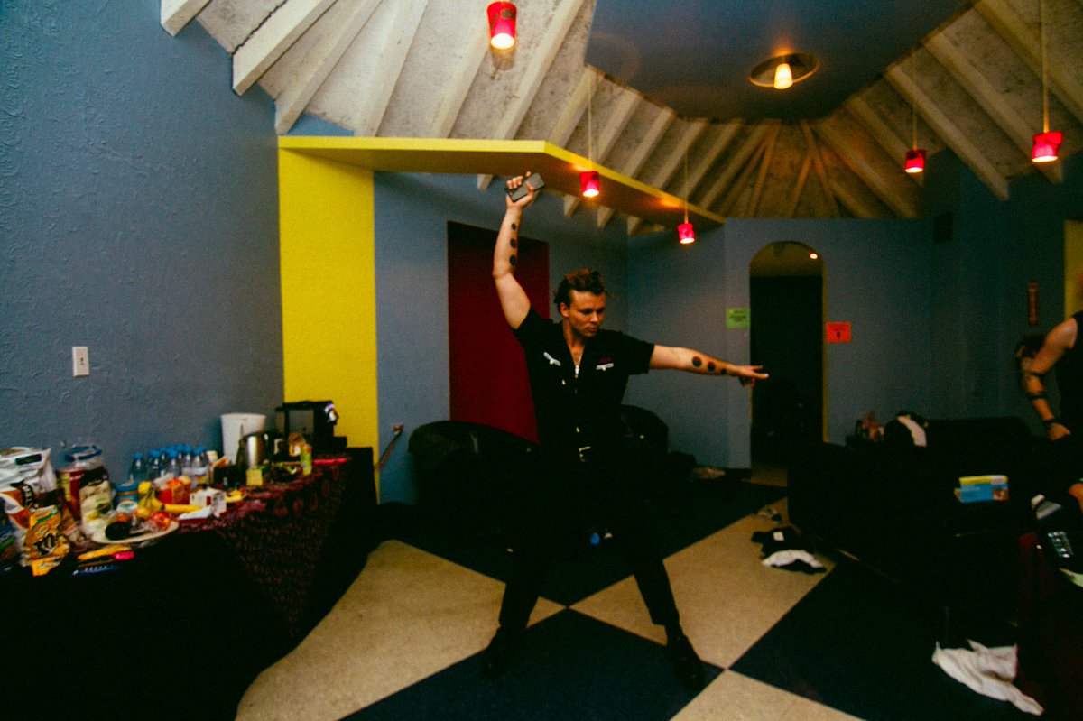 Ashton5SOS's tweet image. A series of images of me partying with myself backstage in Chicago 😂👠🌙