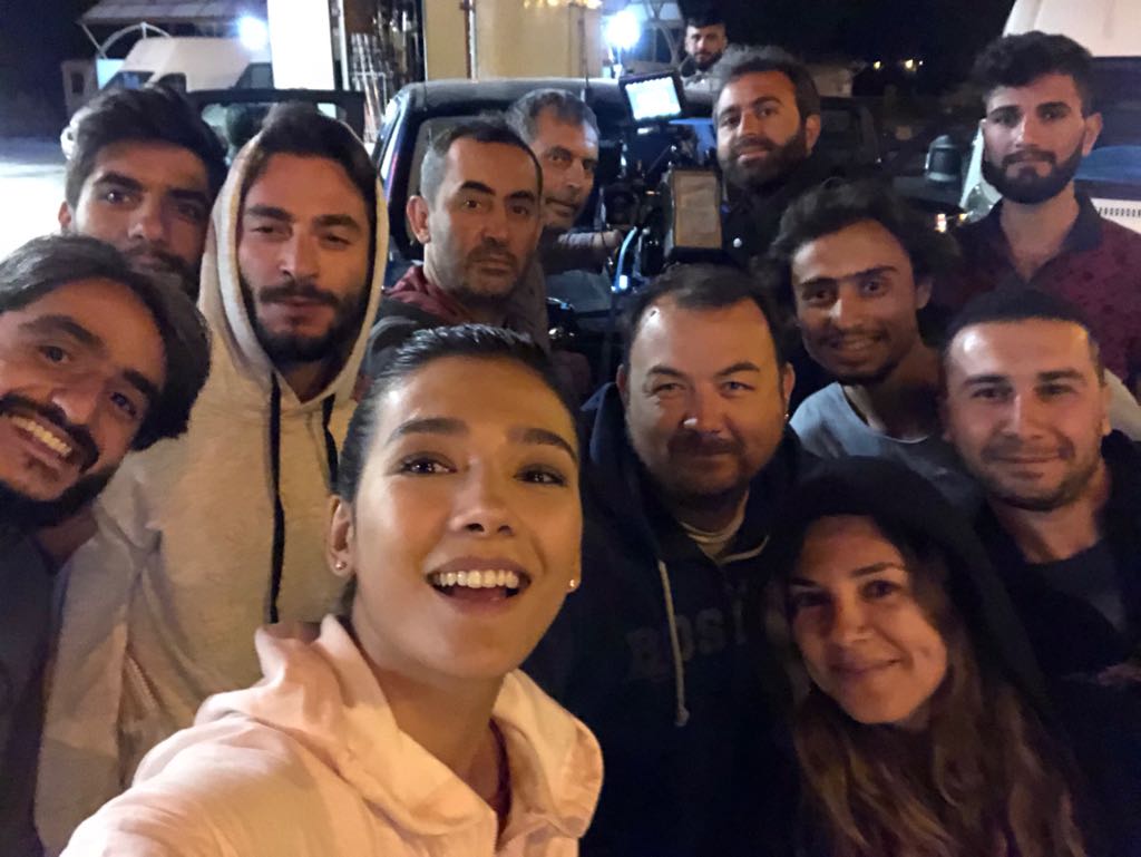 Setten beklenen selfie sizler için geldi! Çekimler tüm hızıyla devam ediyor 😊 @aybukepusat

#Kapi #Film #Kapifilmi #Sinema #DurakFilm #Kadirİnanır #VahidePerçin #TimurAcar #ErdalBeşikçioğlu #AybükePusat
