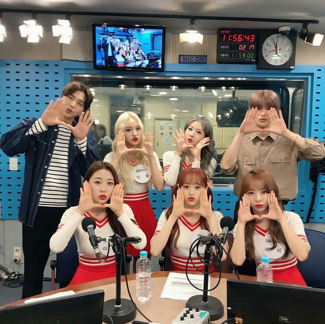 loonalog's tweet photo. loona on nct night night🌙✨ https://t.co/O7g2T7YdCa