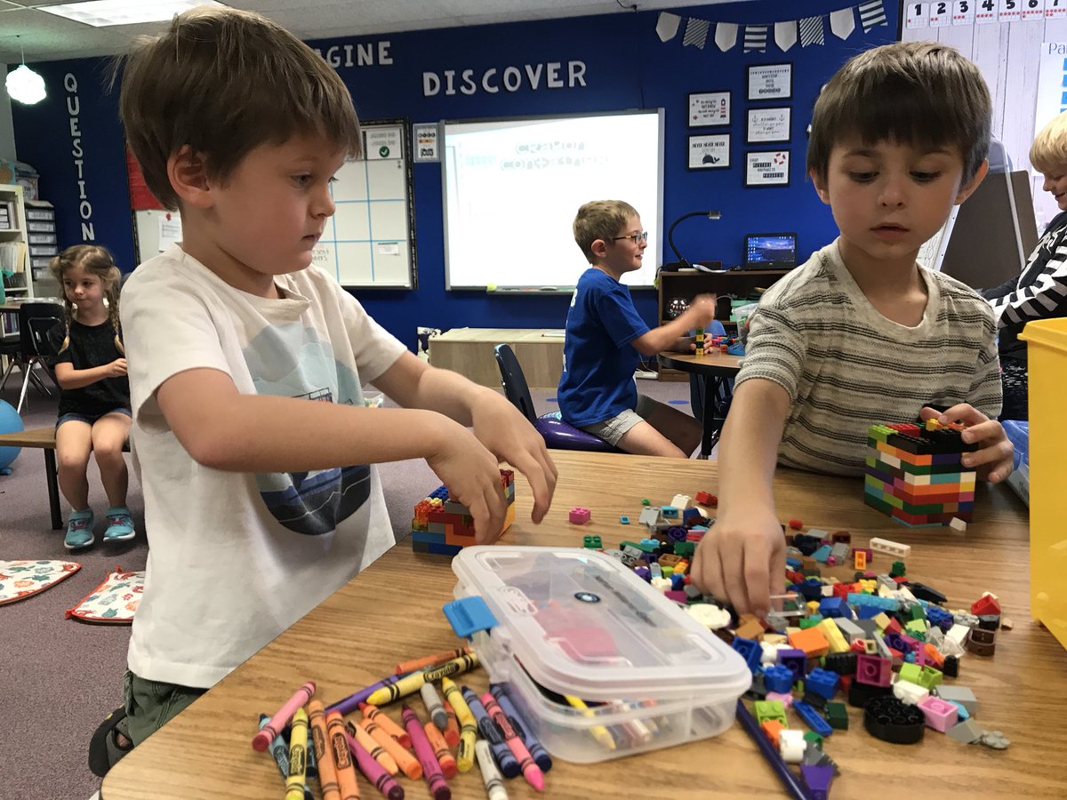 soaringin2nd's tweet image. Working on solving the problems with our poorly designed crayon boxes - designing and building our own! 🖍💡 #stemchallenge #jeffcogenerations #rooneyranch @RoaryRR @brookebrowntpt
