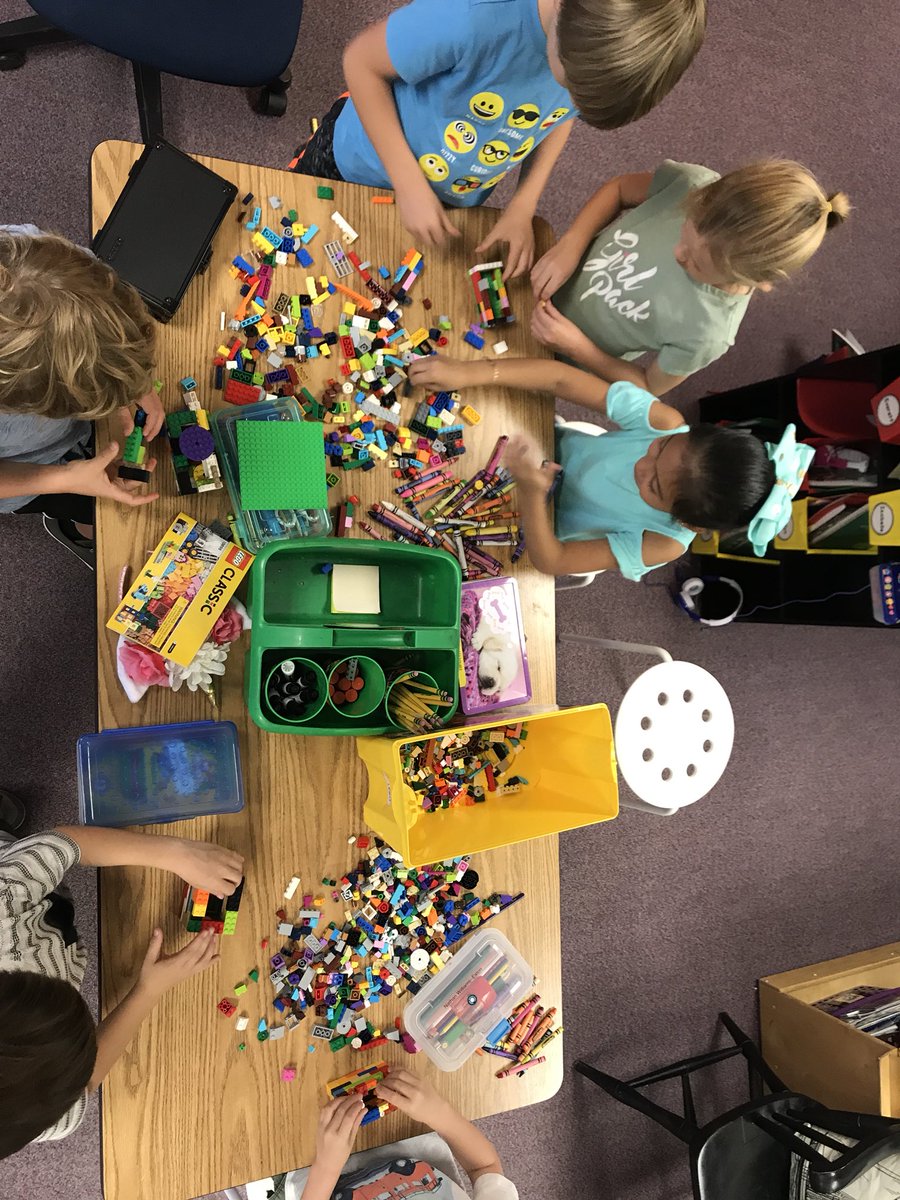 soaringin2nd's tweet image. Working on solving the problems with our poorly designed crayon boxes - designing and building our own! 🖍💡 #stemchallenge #jeffcogenerations #rooneyranch @RoaryRR @brookebrowntpt