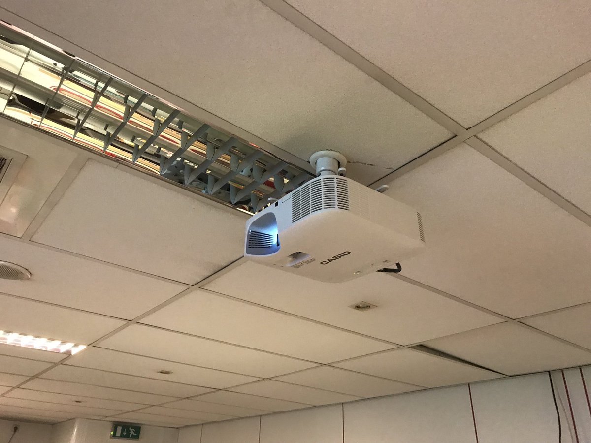 Spoed levering en montage. Een projector met de nieuwste led/laser techniek in combinatie met een helder scherm. S’avonds gemonteerd om de overlast tot een minimum te beperken. #casio #led #projector