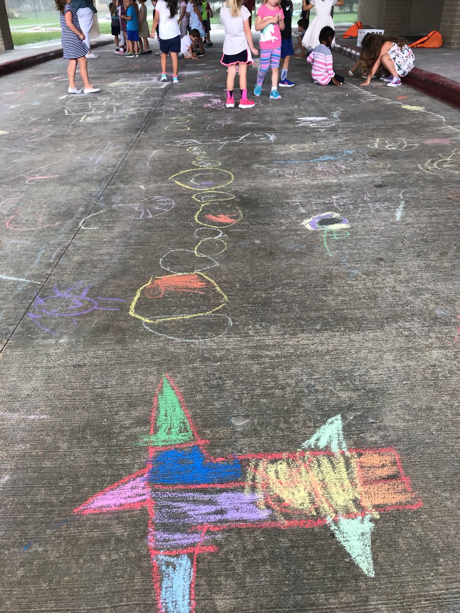 keepingupinK's tweet photo. Rainy days are great for working with chalk. Love all the colors!#MGE#rainydayfun https://t.co/BZe7cFK42n