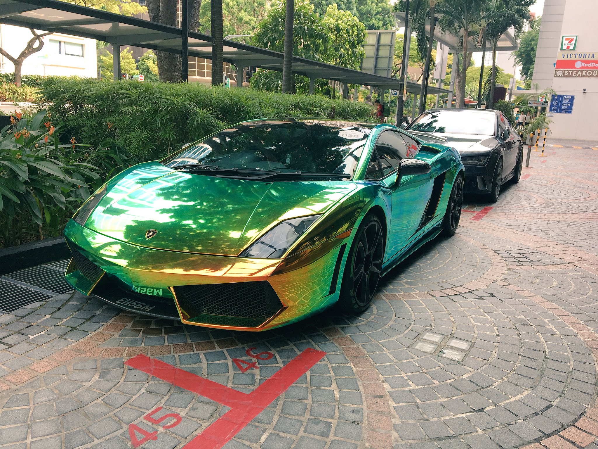 ﾀ ｯ ﾌﾟ は メインの仕事終了 なんかエフワンがあるからなのか車好きのお金持ちが集まってるらしくて玉虫色に輝くランボルギーニさんに会いました T Co H8ihvinmcf Twitter