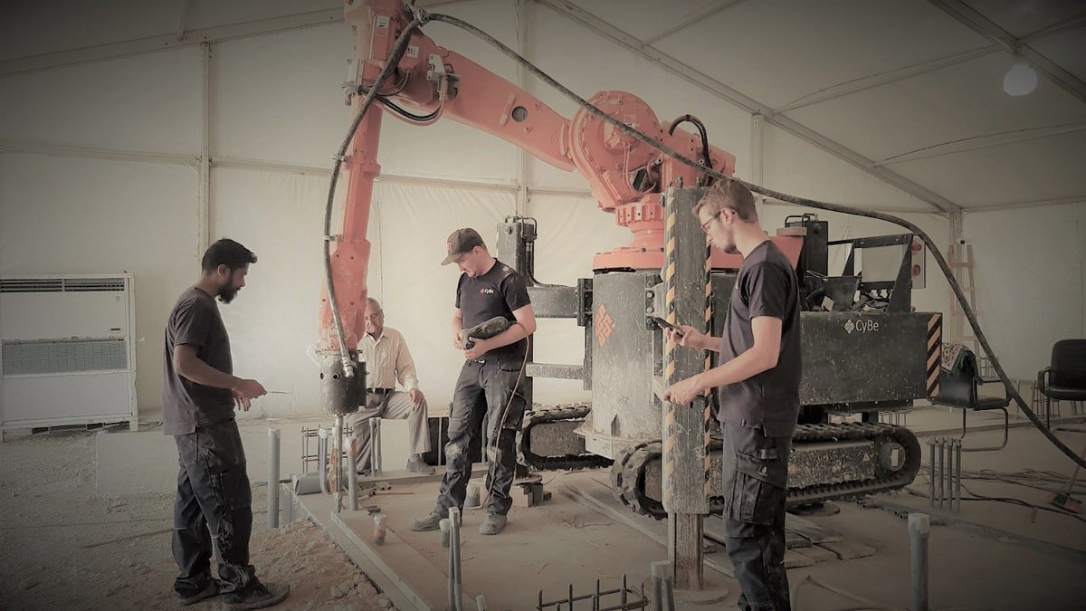 Ready, Set and GO! We are excited to be back in the desert! Currently, we’ve installed the 3Dprinter in Saudi Arabia and we will start printing the walls of the 80 sqm. house in the upcoming days. While printing we educate local operators on how to safely operate the 3Dprinter.