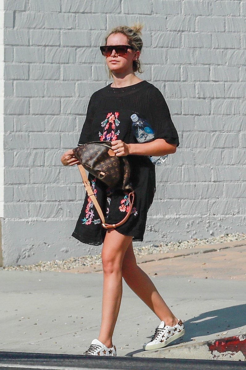 TeamTisdaleFR's tweet photo. 26.08 - Ashley Tisdale out in Los Angeles
https://t.co/9vnzQ9o6Gx https://t.co/aTZ5NQshVe