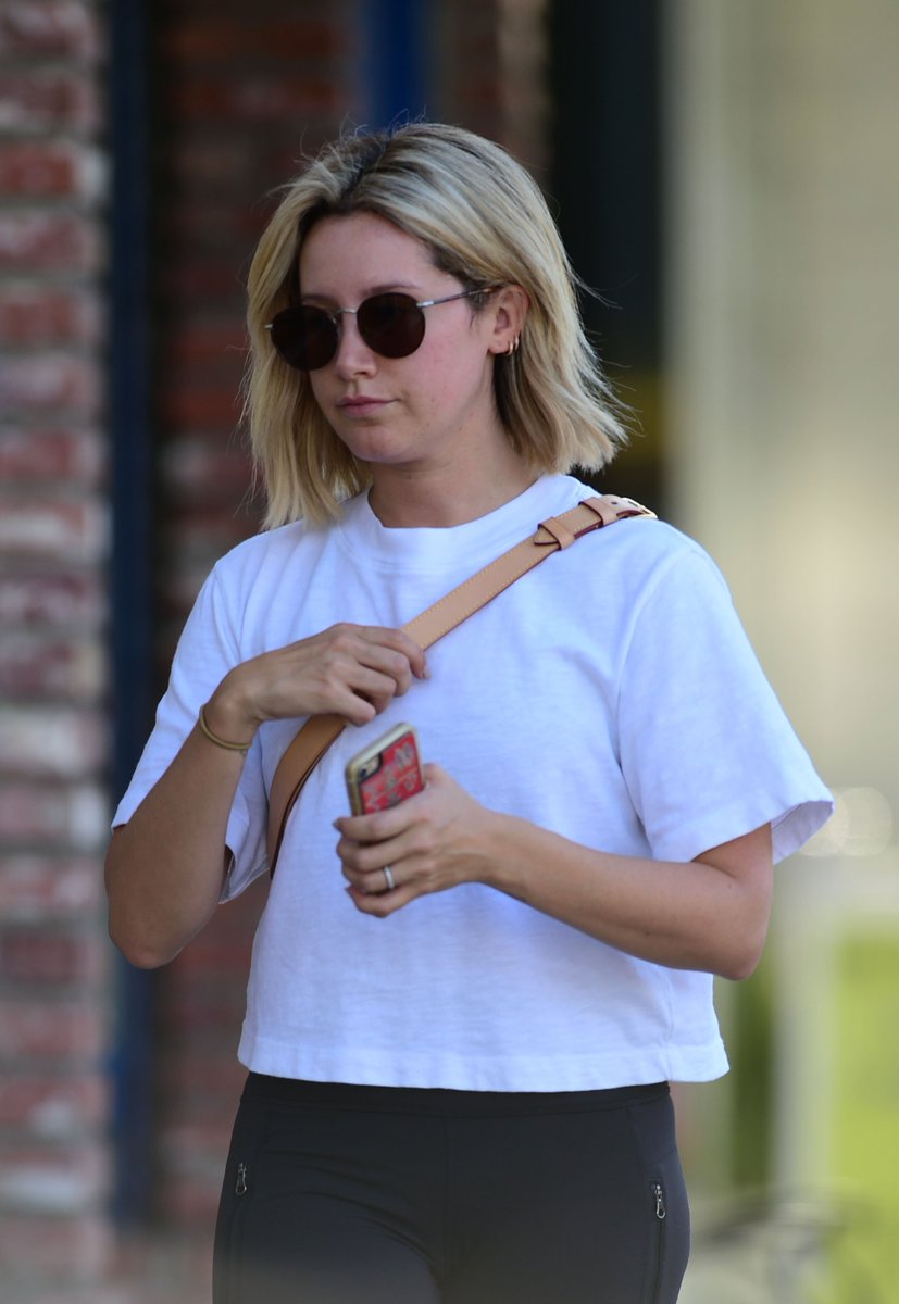 TeamTisdaleFR's tweet photo. 30.08 - Ashley Tisdale spotted out for a workout in Los Angeles https://t.co/qtjVkhTpqe https://t.co/fwbXh4Va6O