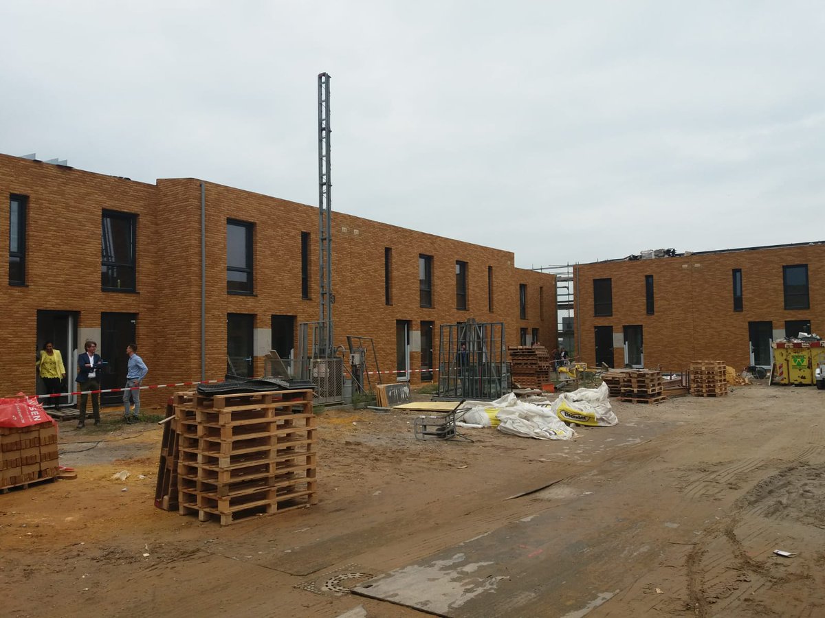 swz_zwolle's tweet photo. De vaart zit er in, in de bouw van de terpwoningen aan de Wenckebachweg. Vandaag was de kijkmiddag voor de toekomstige bewoners! @Plegt_Vos #socialehuur #zwolle #nieuwbouw #terpwoningen https://t.co/VJOKdrL13F