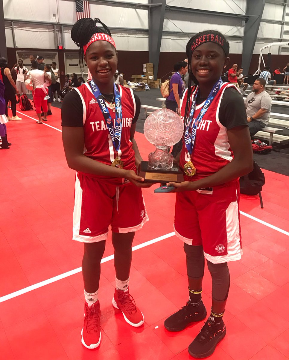 SlimLeah3's tweet photo. I got her front and she got my back ๐ฏ sisters on and off the court โค๏ธ https://t.co/BsGy8379sE