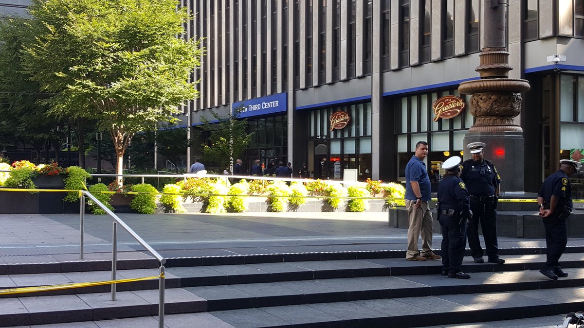 CincyPD's tweet photo. @CincyPD UPDATE: active shooter/officer involved shooting incident at Fifth Third Bank at 511 Walnut Street in lobby and loading dock. Call received at 9:10am.  Five victims injured, three dead. Suspect is dead. Three or four officers responded and engaged the shooter. https://t.co/AlRP6wTANw
